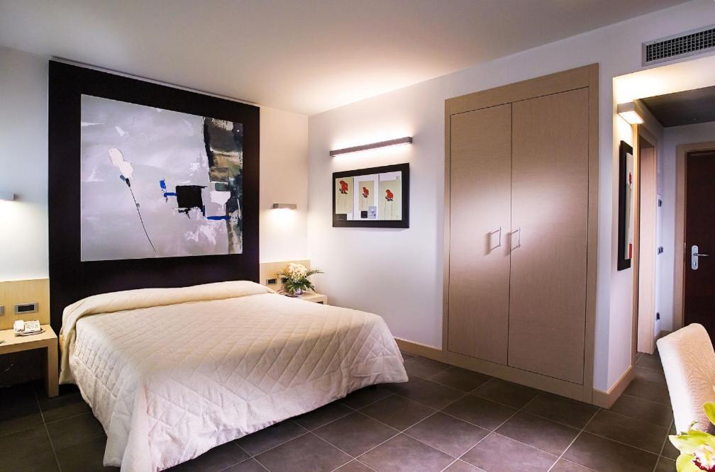 Hotel Europa ลาตินา ภายนอก รูปภาพ